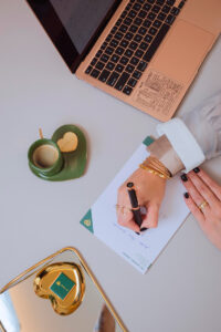 Atendimento personalizado na clínica Ritmo MD em Porto Alegre com identidade visual da marca.