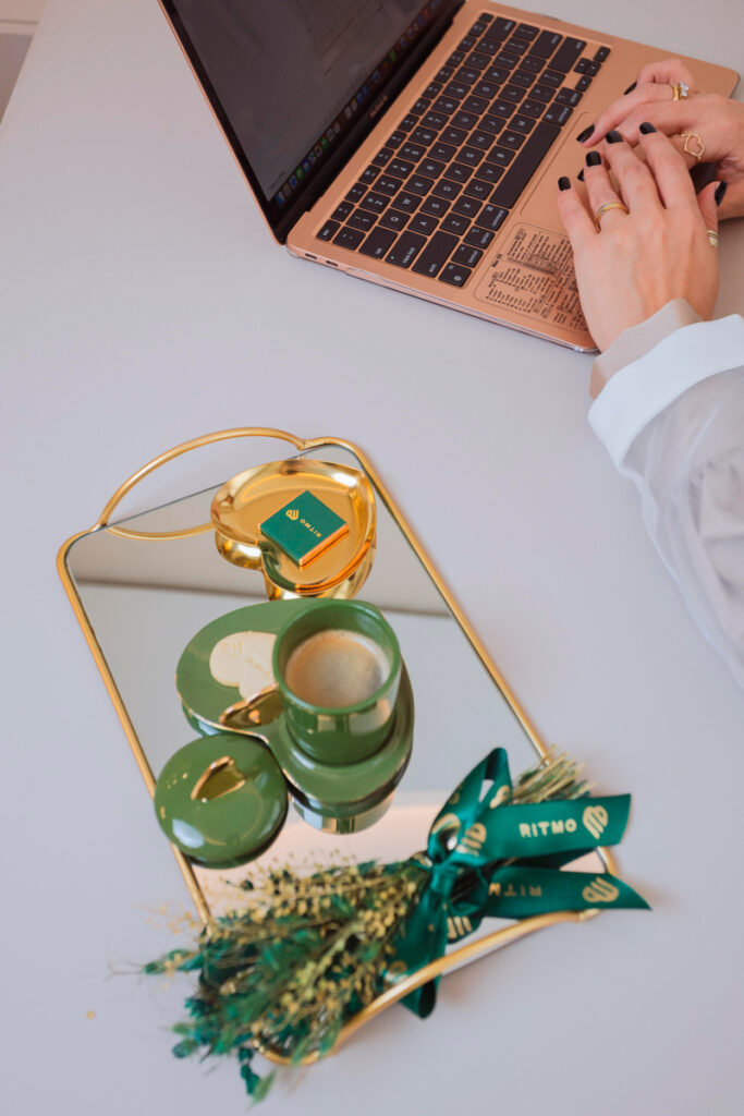 Detalhe da identidade visual da Ritmo MD com xícara personalizada e elementos institucionais no consultório.