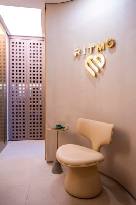 Recepção da clínica Ritmo MD em Porto Alegre com identidade visual em dourado e ambiente sofisticado.