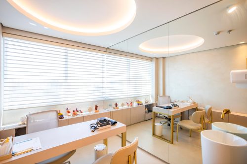 Consultório de cardiologia da Ritmo MD em Porto Alegre com ambiente moderno e equipamentos médicos.